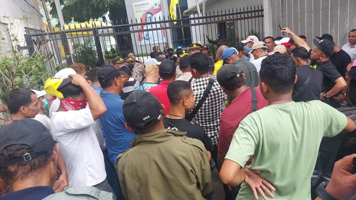 Wakil Ketua Bidang Organisasi DPD Partai Golkar Papua Max Richard F Krey mendatangi DPP Partai Golkar, Jakarta Barat. Kedatangan Max untuk protes karena dihapus namanya di daftar bakal calon anggota legislatif (bacaleg) yang dicalonkan Partai Golkar.