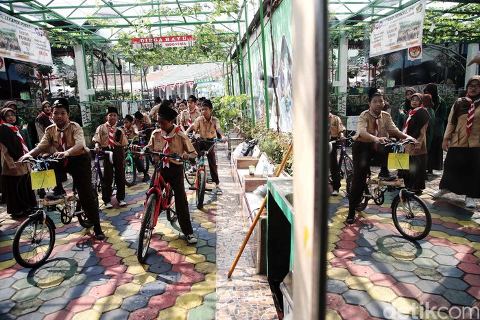 Ratusan siswa-siswi memperingati Hari Pramuka Nasional di MTS Jakarta Pusat, Senin (14/8/2023).