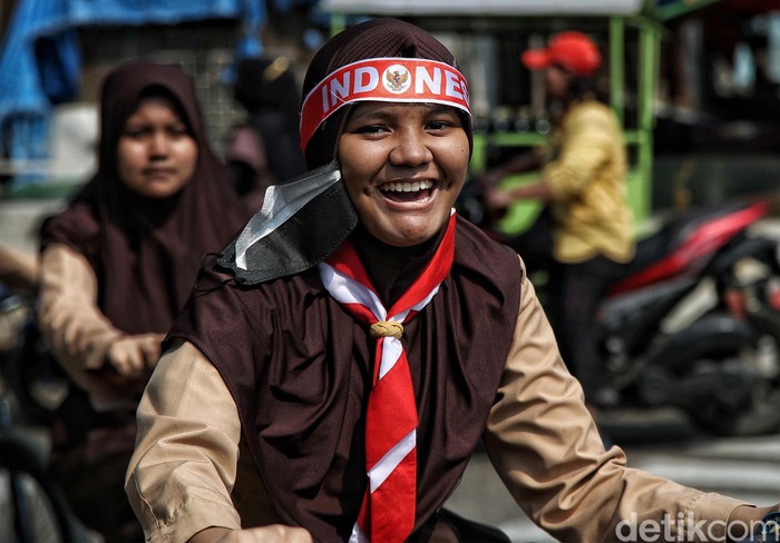 Ratusan siswa-siswi memperingati Hari Pramuka Nasional di MTS Jakarta Pusat, Senin (14/8/2023).