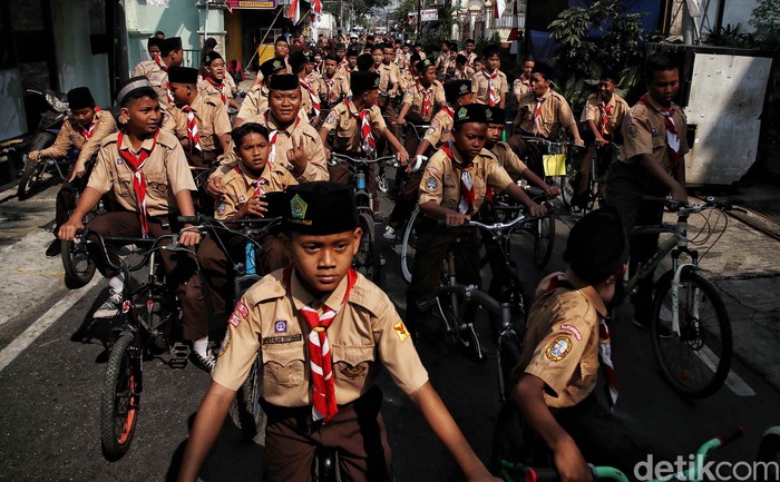 Ratusan siswa-siswi memperingati Hari Pramuka Nasional di MTS Jakarta Pusat, Senin (14/8/2023).