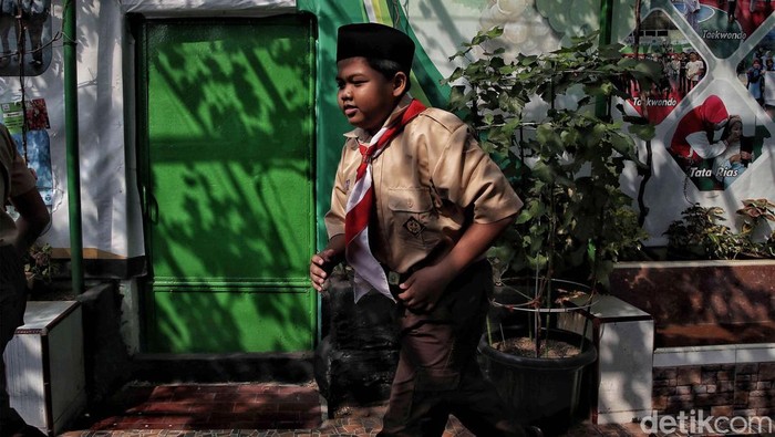 Tarian hingga Gowes Bareng Meriahkan Hari Pramuka Ratusan siswa-siswi memperingati Hari Pramuka Nasional di MTS Jakarta Pusat, Senin (14/8/2023).