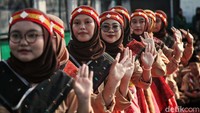 Sejumlah siswa menampilkan tarian untuk memeriahkan Hari Pramuka Nasional 2023 di MTS Jakarta Pusat, Senin (14/8/2023). 