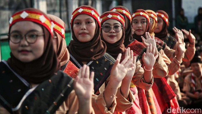 Ratusan siswa-siswi memperingati Hari Pramuka Nasional di MTS Jakarta Pusat, Senin (14/8/2023).