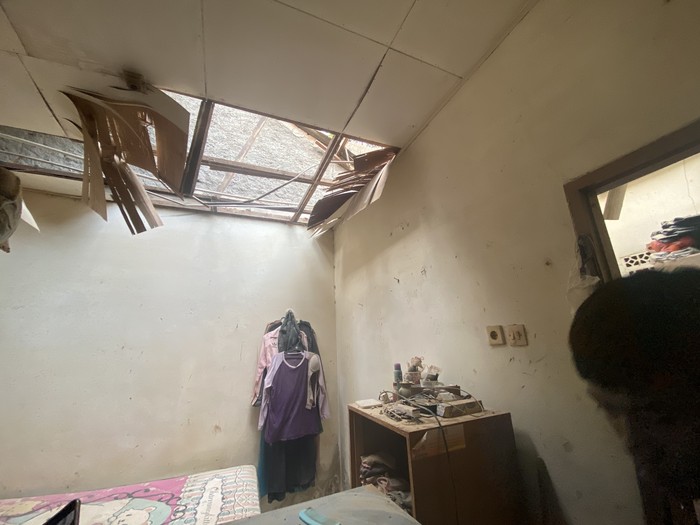 Tembok rumah lantai dua di Beji, Depok roboh dan menimpa atap rumah tetangganya, Senin (14/8/2023).