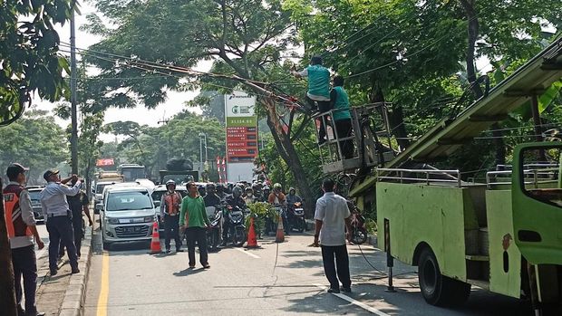 Tiang utilitas di Jl Juanda, Ciputat, Tangsel, miring hampir menutupi jalan (Adrial-detikcom)