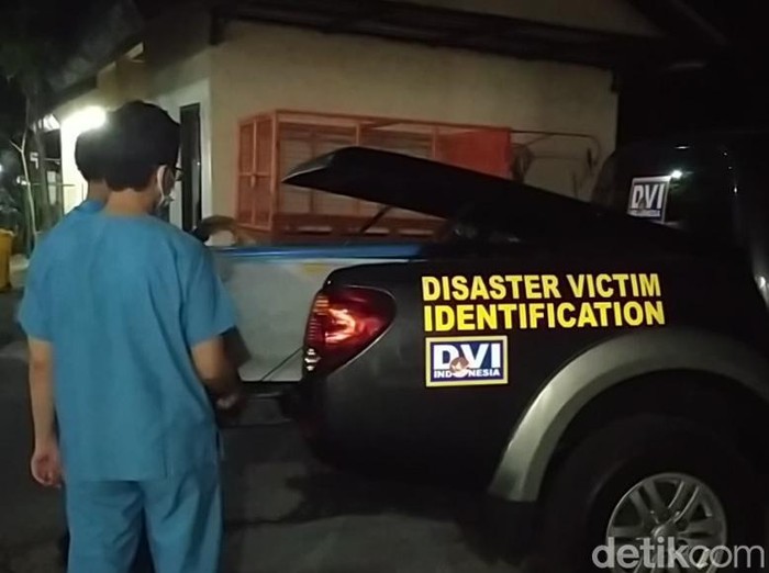 Tim Bid Dokkes Polda Jateng di RSUD Muntilan untuk mengautopsi wanita asal Desa Wadas, Magelang, yang ditemukan tewas di rumahnya, Senin (14/8/2023).