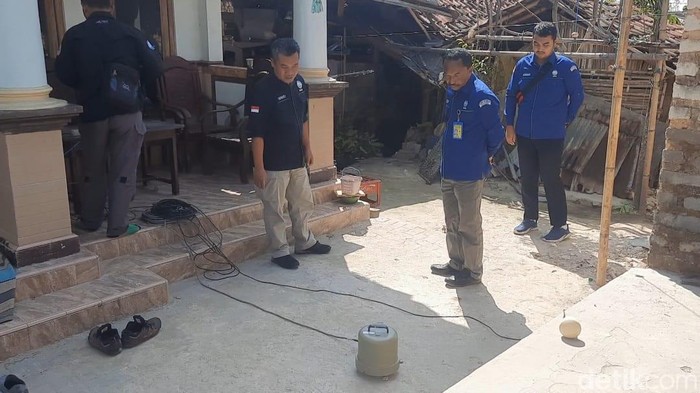 Tim BMKG Pasuruan melakukan observasi di sumber bunyi dentuman misterius di Sumenep