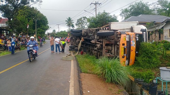 Truk tabrak warung, timpa pejalan kaki di Tapsel. (Foto: Istimewa)