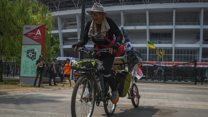 Suporter Arema Malang Miftahuddin Ramly tiba di Stadion Utama Gelora Bung Karno (SUGBK), Jakarta, Senin (14/8/2023). Miftahuddin alias Pak Midun bersepeda dari Malang sejak 3 Agustus 2023 menuju Jakarta mengampanyekan perdamaian antarsuporter di seluruh Indonesia sekaligus meminta keadilan kepada pemerintah dan aparat hukum terhadap korban jiwa atas Tragedi Stadion Kanjuruhan 2022. ANTARA FOTO/Aditya Pradana Putra/rwa.