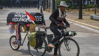 Miftahuddin alias Pak Midun bersepeda dari Malang sejak 3 Agustus 2023 menuju Jakarta mengampanyekan perdamaian antarsuporter di seluruh Indonesia.  