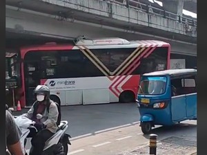 Viral Bus MiniTrans Tersangkut di Kolong Flyover Velbak, Ini Penyebabnya