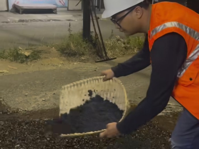 Viral Tiktokers perbaiki sendiri jalan yang rusak di Tangerang, Banten.