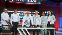 (Kiri-kanan) Wakil Direktur Utama PT Bakrie & Brothers Tbk. (BNBR) A. Ardiansyah Bakrie, Komisaris Utama PT VKTR Teknologi Mobilitas Tbk (VKTR) sekaligus Direktur Utama & CEO BNBR Anindya N Bakrie, Direktur Utama & CEO VKTR Gilarsi W. Setijono, Executive VP Group Corporate Banking BCA Raymond Tanuwibowo, VP Corporate Branch BCA Liliani Kurniawan, dan VP Group Corporate Banking BCA Putrinina D. Aritonang, menandatangani perjanjian fasilitas kredit dari PT Bank Central Asia Tbk (BCA), di Jakarta, Senin (14/8/2023).  
