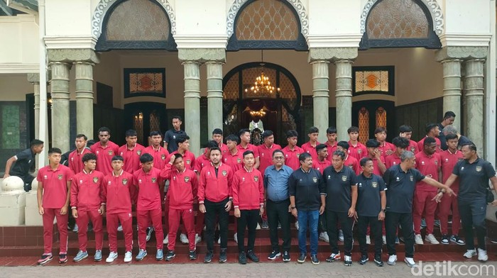 Wali Kota Solo Gibran Rakabuming Raka dan skuad Timnas U-17 saat di Lodji Gandrung, Senin (14/8/2023).