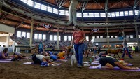 Salah satu agenda yang ditawarkan acara ini adalah latihan yoga.  