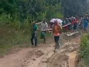 Miris Warga Tandu Lansia Sakit 8 Km gegara Jalanan di Torut 20 Tahun Rusak