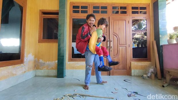 Warga Wates, Kulon Progo, mengolah limbah sampah menjadi aneka kerajinan untuk karnaval HUT RI. Salah satu karya yang dihasilkan yakni gogik. Foto diunggah Senin (14/8/2023).
