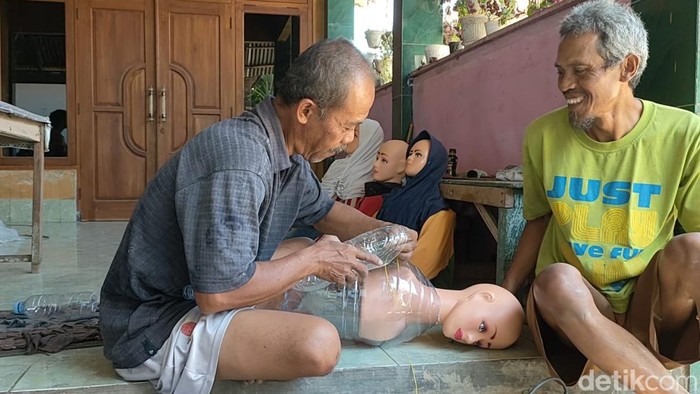 Warga Wates, Kulon Progo, mengolah limbah sampah menjadi aneka kerajinan untuk karnaval HUT RI. Salah satu karya yang dihasilkan yakni gogik. Foto diunggah Senin (14/8/2023).