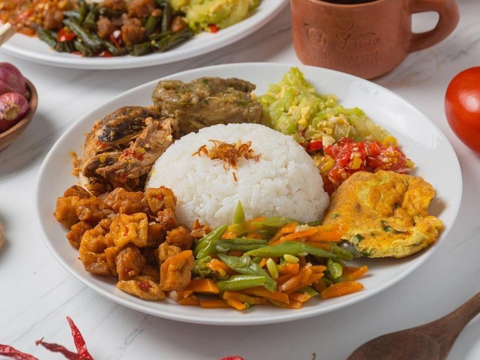 Warteg kekinian di Surabaya