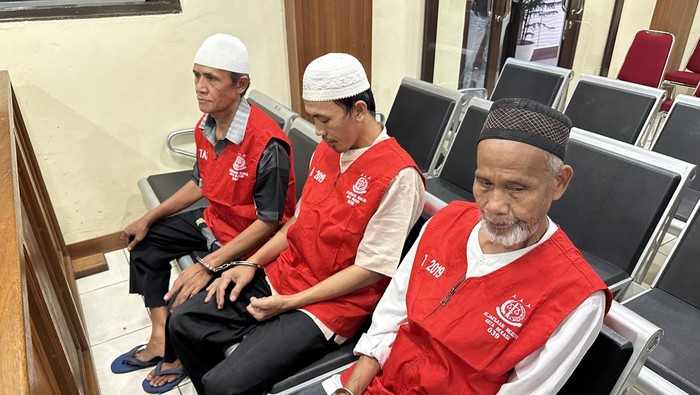 Wowon dan dua rekan pembunuh berantai diadili di PN Bekasi (Isal/detikcom)