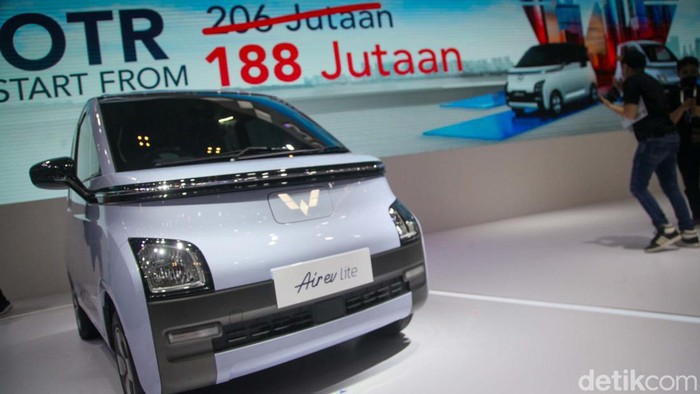 Wuling Air ev Versi Murah Meluncur, Harga Rp 180 Jutaan Aja Wuling Air ev Lite resmi meluncur di pameran GIIAS 2023, Senin (14/8). Kendaraan listrik tersebut menjadi varian Air ev termurah yang dijual di Tanah Air.