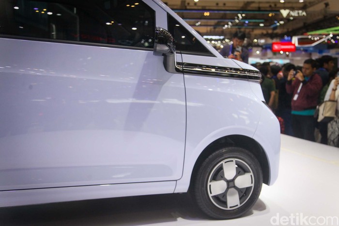 Wuling Air ev Lite resmi meluncur di pameran GIIAS 2023, Senin (14/8). Kendaraan listrik tersebut menjadi varian Air ev termurah yang dijual di Tanah Air.
