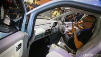 Selain warna dan jumlah airbag, pabrikan juga menghilangkan fitur pendukung lain. Misalnya seperti perintah suara atau voice command dan kamera parkir. Meski demikian, penyesuaian tersebut tak mengganggu performa atau keamanan mobil.  