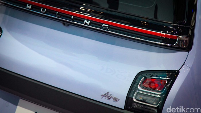 Wuling Air ev Lite resmi meluncur di pameran GIIAS 2023, Senin (14/8). Kendaraan listrik tersebut menjadi varian Air ev termurah yang dijual di Tanah Air.