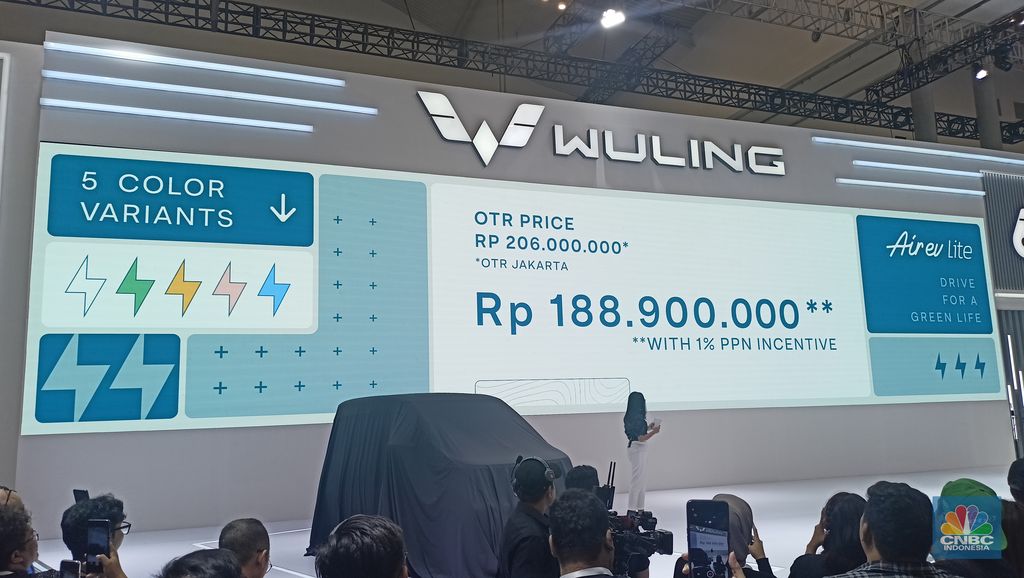 Wuling resmi meluncurkan varian terbaru dari mobil listrik mungilnya, yaitu Wuling Air ev Lite. Harganya jauh lebih murah dari tipe yang ada sekarang, dimana harga tipe Standard Range dibanderol dengan angka Rp 243 juta atau setelah mendapat insentif menjadi Rp 222 juta. (CNBC Indonesia/Ferry Sandi)