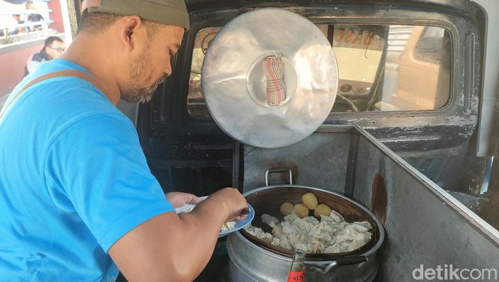 Aksi Agus Ilen menghidangkan bakso tahu.