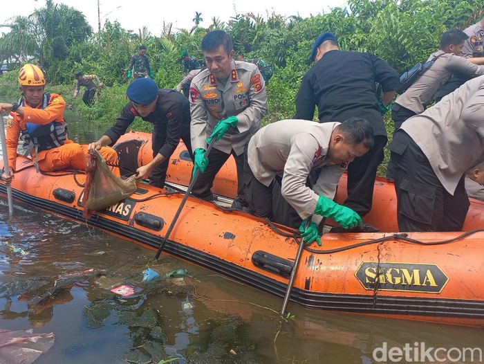 Aksi gotong royong bersih sungai di Tanjabbar dipimpin Kapolda Jambi.