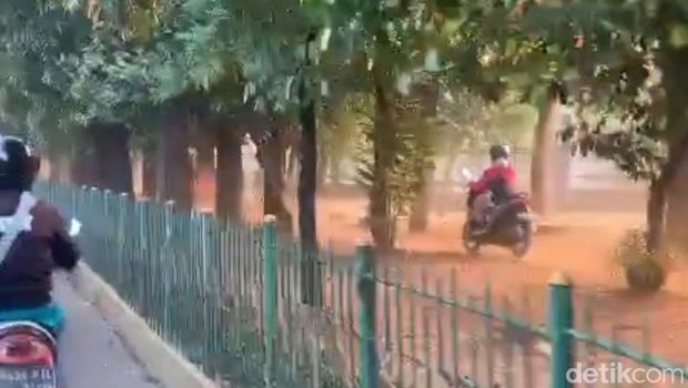 Aksi sejumlah pemotor ini tidak pantas ditiru. Mereka melaju di taman tepi Jalan Lenteng Agung, Jakarta Selatan (Jaksel), untuk menghindari macet. (dok Pribadi/Dian M)