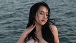 5 Pose Model Amelia NS di Kapal Pesiar