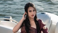 Amelia NS tampak cantik dengan gaun yang dipakai di kapal. (Foto: dok Instagram)