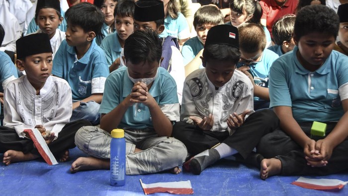 Anak-anak Lintas Agama Ikut Meriahkan HUT RI di Tasikmalaya Umat Katolik memainkan angklung saat acara