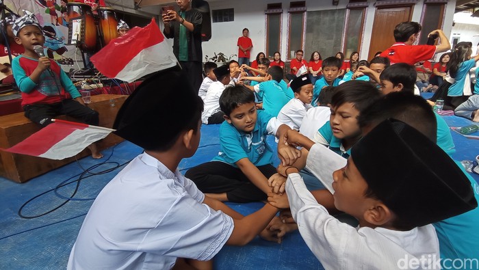 Anak-anak SD Yos Sudarso dan santri Sabilul Huda Tasikmalaya bermain bersama.