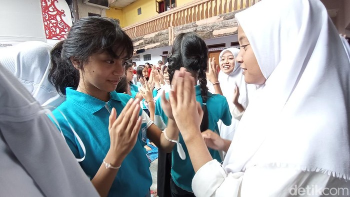 Anak-anak SD Yos Sudarso dan santri Sabilul Huda Tasikmalaya bermain bersama.