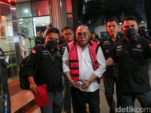 Penampakan Anggota DPR Ismail Thomas Pakai Rompi Tahanan Kejagung
