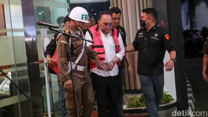 Anggota DPR Ismail Thomas Langsung Ditahan Usai jadi Tersangka