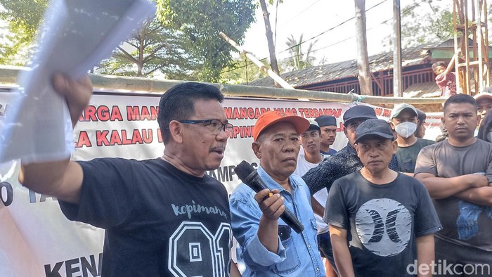Anggota DPRD Makassar Nasir Rurung saat menyuarakan aspirasi warga di TPA Antang, Senin (14/8/2023).