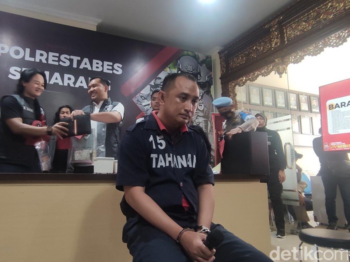 Anggota komplotan pencuri spesialis rumah mewah saat dihadirkan di konferensi pers di Polrestabes Semarang, Selasa (15/8/2023).