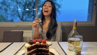 Anggun C.Sasmi pun sempat menunjukkan kebahagiaannya saat menikmati kue dengan topping buah dan segelas minuman alkohol. Foto: Instagram @anggun_cipta