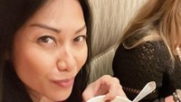 Meskipun tinggal di Paris, penyanyi ini pernah mencicipi sop buntut di salah satu hotel terkenal di sana. Foto: Instagram @anggun_cipta
