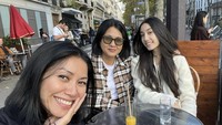 Bersama sang anak, Kirana, Anggun pun menikmati segelas jus jeruk di sebuah kafe di Paris. Foto: Instagram @anggun_cipta