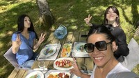 Anggun C.Sasmi sering menghabiskan waktu kulineran bersama putrinya. Kali ini ia dan putrinya menikmati banyak makanan di taman. Foto: Instagram @anggun_cipta
