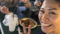 Selain di Paris, penyanyi 49 tahun itu juga pernah kulineran di Thailand. Ia dan suaminya sempat mencoba camilan serangga loh. Foto: Instagram @anggun_cipta