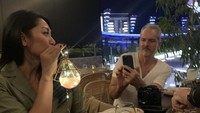 Saat di Dubai pun Anggun dan Suaminya menikmati makan malam romantis. Keduanya menikmati hidangan mewah yang disiapkan restoran The London Project Dubai. Foto: Instagram @anggun_cipta