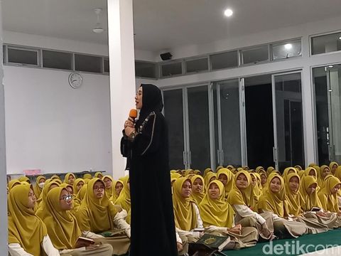 Anita Ratnasari Tanjung saat menghadiri malam tadarusan di SMA Unggulan CT ARSA Foundation Sukoharjo, Selasa (15/8/2023) malam.