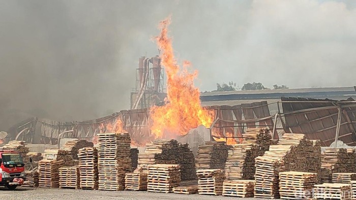 Api melahap pabrik kayu di Cijeungjing Ciamis.