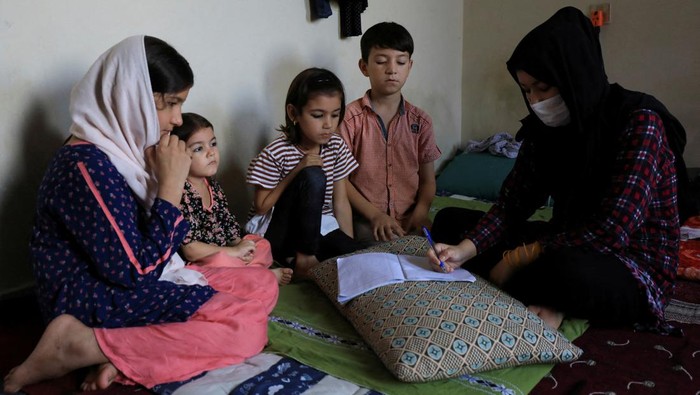 Asra, 14, stands at a window of a rented house, while staying with her family and waiting for their special visa created by Western governments to protect the Afghans, in Rawalpindi, Pakistan August 7, 2023. REUTERS/Fayaz Aziz REFILE - CORRECTING NAME FROM 'ISRA' TO 'ASRA'